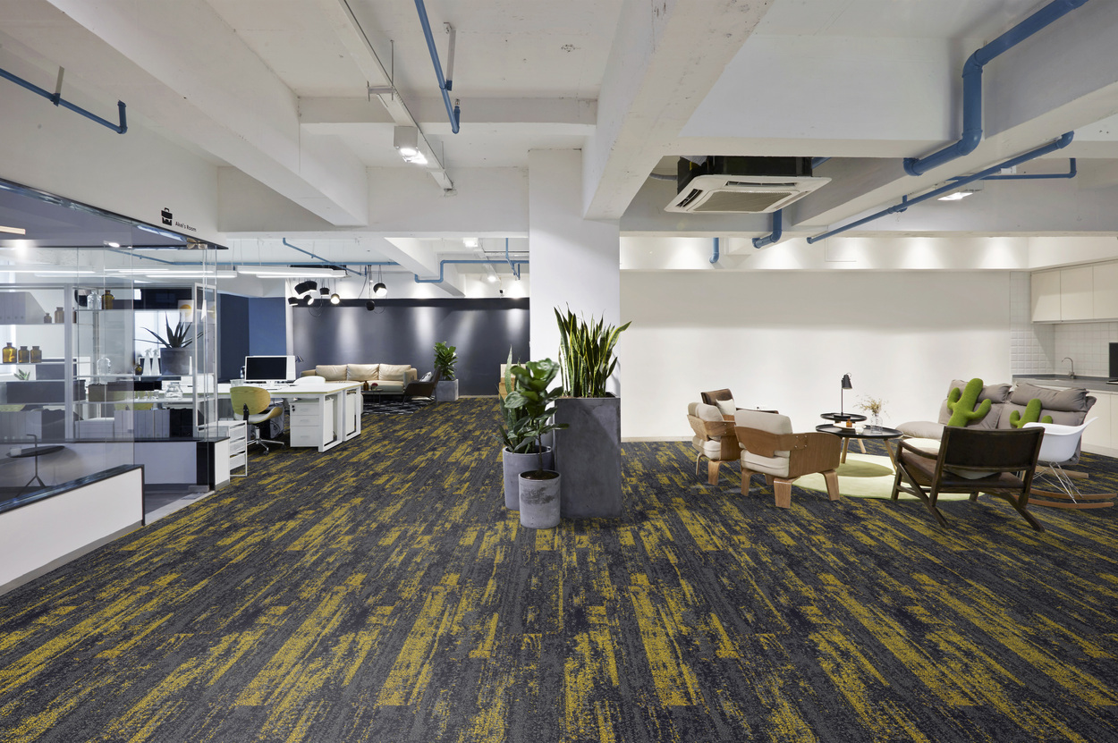 Ковровая плитка Associated Weavers Marathon Tile цвет 95 1000×250×6 фото в интерьере